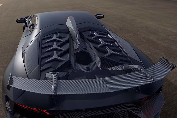 Hầu hết các bộ phận thân xe đều được làm từ sợi carbon vừa giúp giảm trọng lượng vừa tăng tính khí động học cho xe.