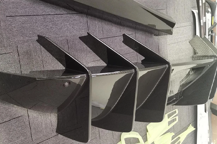 Di chuyển ra phía đuôi, đây mới là phần được quan tâm nhất của Aventador độ Duke Dynamics đầu tiên tại Việt Nam.