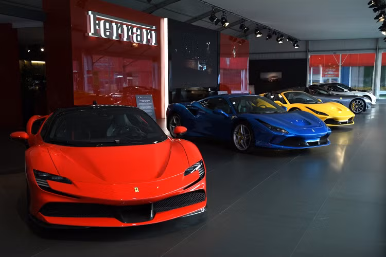 Sức mạnh của động cơ plug-in hybrid đã cho phép siêu phẩm Ferrari SF90 Stradale có thể tăng tốc từ vị trí xuất phát lên 100 km/h trong thời gian 2,5 giây, thêm 4,2 giây để tăng tốc lên 200 km/h trước khi đạt vận tốc tối đa 340 km/h. Ngoài ra, Ferrari SF90 Stradale có thể hoàn thành quãng đường 25 km chỉ bằng mô-tơ điện trên cầu trước.