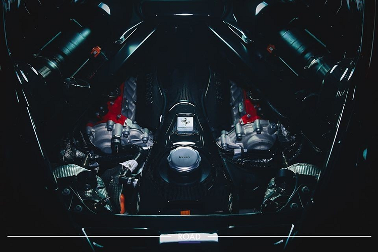 Cung cấp năng lượng cho 3 mô-tơ điện có tổng công suất 217 mã lực này là cụm pin lithium-ion 7,9 kWh. Kết hợp 3 mô-tơ điện với động cơ xăng V8, siêu phẩm hybrid Ferrari SF90 Stradale có tổng công suất tối đa lên đến 1.000 mã lực. Ferrari SF90 Stradale chính là siêu xe plug-in hybrid đầu tiên trong lịch sử của hãng Ferrari.