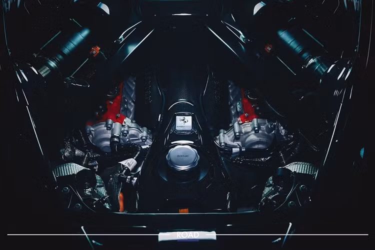 Cung cấp năng lượng cho 3 mô-tơ điện có tổng công suất 217 mã lực này là cụm pin lithium-ion 7,9 kWh. Kết hợp 3 mô-tơ điện với động cơ xăng V8, siêu phẩm hybrid Ferrari SF90 Stradale có tổng công suất tối đa lên đến 1.000 mã lực. Ferrari SF90 Stradale chính là siêu xe plug-in hybrid đầu tiên trong lịch sử của hãng Ferrari.