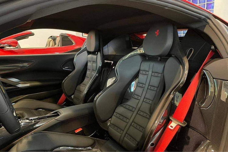 Siêu phẩm Ferrari SF90 Stradale được trang bị động cơ xăng V8, tăng áp, dung tích 4.0 lít, sản sinh công suất tối đa 769 mã lực và mô-men xoắn cực đại 800 Nm. Động cơ này kết hợp với hệ thống hybrid bao gồm 3 mô-tơ điện. Trong đó, 1 mô-tơ điện nằm kẹp giữa động cơ V8 và hộp số tự động ly hợp kép 8 cấp mới. 2 mô-tơ điện còn lại được đặt trên cầu trước của Ferrari SF90 Stradale.