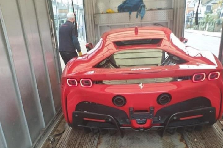 "Ferrari SF90 Stradale về Việt Nam ăn tết" là dòng trạng thái của một người chuyên nhập khẩu siêu xe về nước. Trước đó, người này đã mạnh tay mang về nước Lamborghini Aventador SVJ Coupe chỉ có 900 xe và gần đây là bản mui trần Lamborghini Aventador SVJ Roadster với số lượng 800 xe thế giới.
