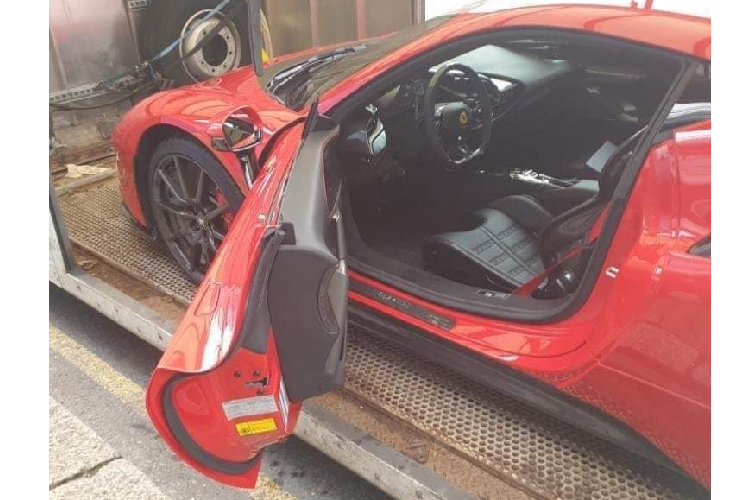 Hiện nhiều người mê xe trong nước hy vọng chiếc siêu xe Ferrari SF90 Stradale đầu tiên ở Việt Nam sẽ sớm lộ diện. Trong khi đó, một số thị trường Đông Nam Á đã có xe Ferrari SF90 Stradale lăn bánh, điển hình là giới nhà giàu Singapore đã mua 2 chiếc Ferrari SF90 Stradale trong năm 2020. Hình ảnh do người chuyên nhập khẩu siêu xe độc về Việt Nam đăng tải cho biết, chiếc Ferrari SF90 Stradale sẽ sớm về nước có màu đỏ và nội thất màu đen nhưng chưa rõ xe có trang bị nào đi kèm.