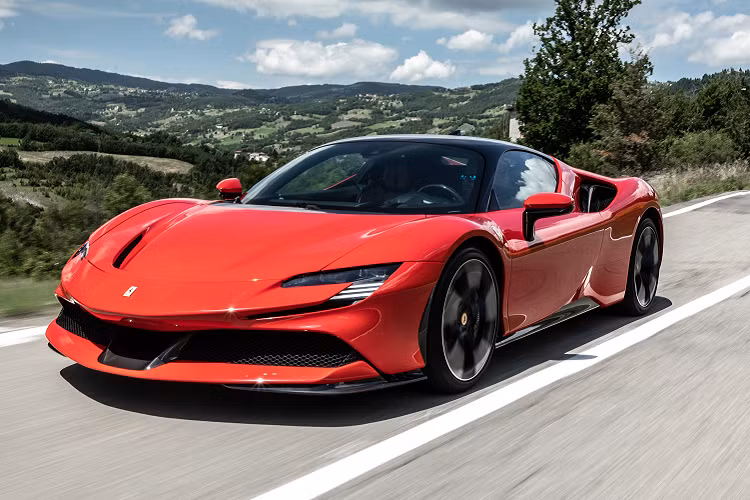 Không chỉ có động cơ ấn tượng mà ngay đến thiết kế ngoại thất của Ferrari SF90 Stradale cũng khiến người đối diện bị "thôi miên" với cụm đèn pha LED Matrix, kính chắn gió uốn cong hơn, cột A thanh mảnh, thanh ba-bô-lê khí động học bên sườn và hốc hút gió nằm cao.Bước vào bên trong khoang lái của Ferrari SF90 Stradale, người lái được chào đón bằng không gian nội thất mang phong cách tương lai