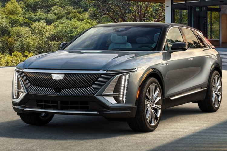 Bên cạnh đó, kiểu dáng của Cadillac Lyriq 2022 mới cũng rất trung thành với bản concept, xe có "bộ mặt" hoàn toàn mới của Cadillac, gồm lưới tản nhiệt “Black Crystal” cực đẹp mắt với thiết kế đèn pha thẳng đứng đầy hiện đại, cùng hệ thống đèn trang trí chạy ngang trên mặt lưới tản nhiệt, mang đến một cái nhìn mới mẻ và tràn đầy công nghệ. Xe còn được trang bị cặp đèn pha LED thanh mảnh và cản trước tinh chỉnh.