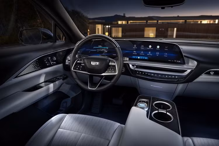 Di chuyển sang phần hông, Cadillac Lyriq 2022 chạy điện có các tay nắm cửa dạng phẳng và gương chiếu hậu trông "thông thường" hơn so với mẫu xe concept. Ngoại hình của Cadillac Lyriq được hoàn thiện với các đường nét gấp khúc và góc cạnh, kết hợp cùng vòm xe thấp tạo cảm giác như một chiếc xe đến từ tương lai. Xe được trang bị mâm xe 20 inch tiêu chuẩn, nhưng khách hàng có thể nâng cấp lên tùy chọn 22 inch.