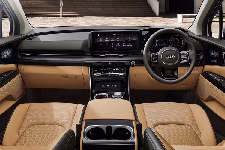 Tùy vào thị trường mà Carnival sẽ đi kèm các cấu hình 7 chỗ, 8 chỗ hoặc 11 chỗ. Ở cấu hình 7 chỗ, hàng ghế giữa của xe là dạng ghế thương gia. Khoang hành lý có dung tích hơn 2.900 lít.