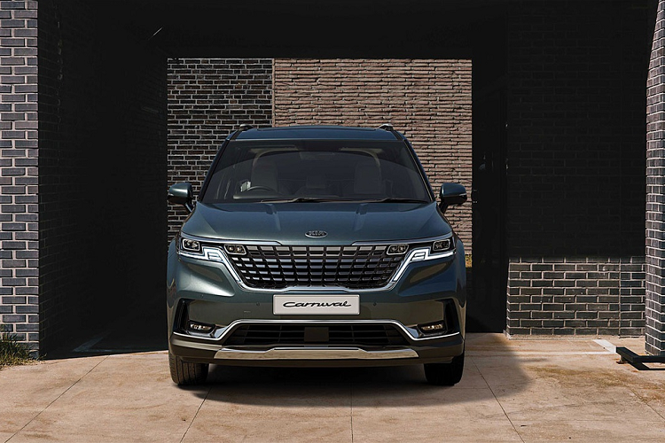 Ở thế hệ mới, Carnival được thay đổi hoàn toàn ở kiểu dáng. Ở phía trước, lưới tản nhiệt dạng mũi hổ được mở rộng, nối liền với hệ thống đèn trước. Hệ thống đèn chiếu sáng LED cũng được thiết kế lại với dải đèn daylight gấp khúc.