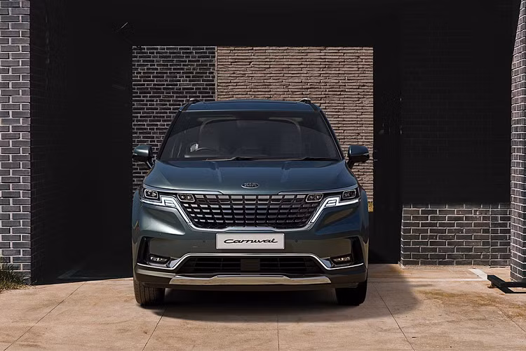 Ở thế hệ mới, Carnival được thay đổi hoàn toàn ở kiểu dáng. Ở phía trước, lưới tản nhiệt dạng mũi hổ được mở rộng, nối liền với hệ thống đèn trước. Hệ thống đèn chiếu sáng LED cũng được thiết kế lại với dải đèn daylight gấp khúc.