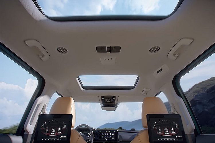 Một số trang bị tiện nghi bên trong xe gồm bảng đồng hồ và màn hình thông tin giải trí 12,3 inch, kết nối Android Auto/Apple CarPlay, dàn âm thanh 12 loa của Bose, 6 cổng USB, đèn nền nội thất, cửa sổ trời…