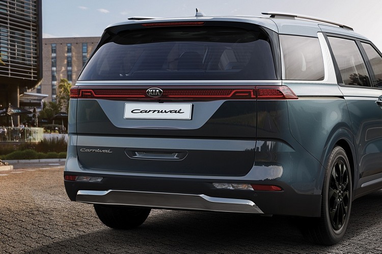 Ở phía sau, Carnival 2021 có cụm đèn hậu LED trải dài khắp chiều rộng thân xe - đây là thiết kế thường thấy trên các mẫu xe hiện đại. Trong khi đó, đèn báo rẽ được dời xuống gần cản sau. Xe có cánh gió thể thao tích hợp đèn báo phanh và ăng-ten dạng vây cá.