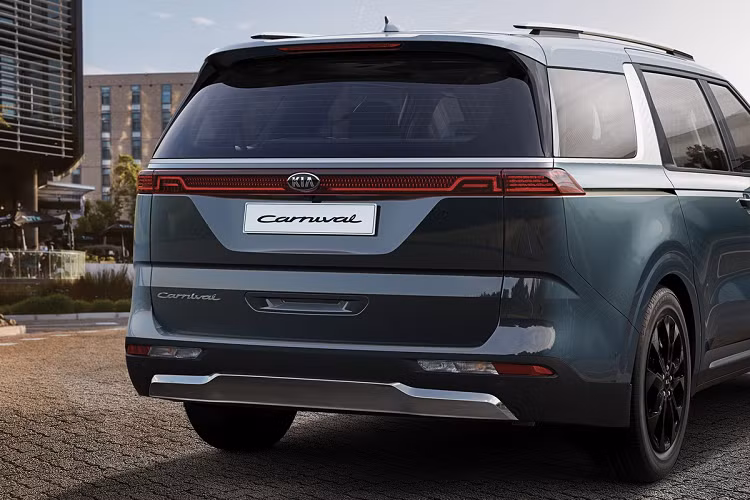 Ở phía sau, Carnival 2021 có cụm đèn hậu LED trải dài khắp chiều rộng thân xe - đây là thiết kế thường thấy trên các mẫu xe hiện đại. Trong khi đó, đèn báo rẽ được dời xuống gần cản sau. Xe có cánh gió thể thao tích hợp đèn báo phanh và ăng-ten dạng vây cá.