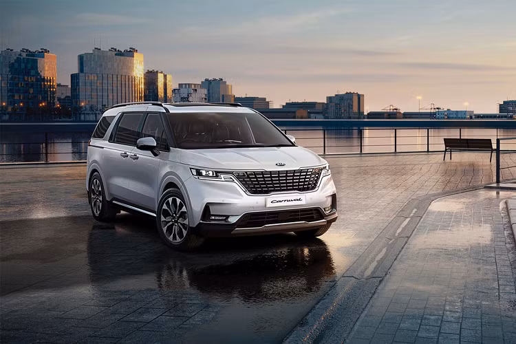 Kia Sedona hay Carnival 2021 tại thị trường Australia có 4 phiên bản gồm S, Si, SLi và Platinum. Giá xe Kia Sedona 2021 từ 38.760 USD đến 52.300 USD cho biến thể động cơ xăng. Các phiên bản sử dụng động cơ diesel sẽ đắt hơn 2.000 USD.