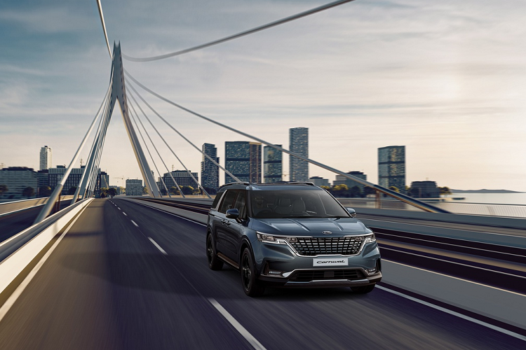 Được xây dựng trên cùng nền tảng với Sorento, Kia Carnival 2021 mới có kiểu dáng bề thế và vuông vức hơn. Mẫu MPV đời mới có kích thước dài x rộng x cao lần lượt là 5.115 x 1.985 x 1.755 (mm), chiều dài cơ sở đạt 3.060 mm. So với thế hệ trước, Carnival 2021 dài hơn 40 mm ở chiều dài tổng thể và 30 mm ở chiều dài cơ sở.