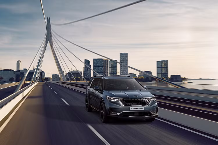 Được xây dựng trên cùng nền tảng với Sorento, Kia Carnival 2021 mới có kiểu dáng bề thế và vuông vức hơn. Mẫu MPV đời mới có kích thước dài x rộng x cao lần lượt là 5.115 x 1.985 x 1.755 (mm), chiều dài cơ sở đạt 3.060 mm. So với thế hệ trước, Carnival 2021 dài hơn 40 mm ở chiều dài tổng thể và 30 mm ở chiều dài cơ sở.