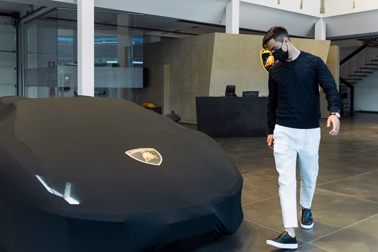 Để kỷ niệm bàn thắng thứ 100 sau 251 trận khoác áo Juventus, Paulo Dybala đã mua chiếc siêu xe Lamborghini Aventador S Roadster để ăn mừng. Đây được ví như màn "so kè" với Cristiano Ronaldo, ngôi sao người Bồ Đào Nha cũng đã đặt mua chiếc Ferrari Monza giá 1,9 triệu USD. Cả 2 ngôi sao ngày đều cán mốc 100 bàn cho Juventus trong trận thắng 3-1 trước Sassuolo vào ngày 12/5.