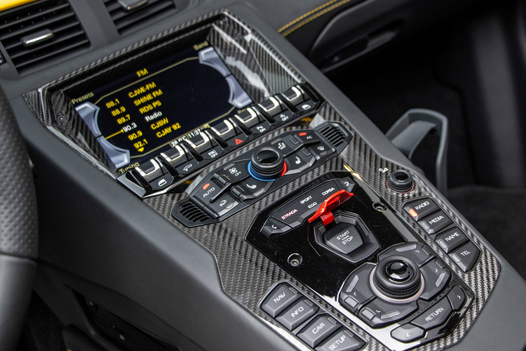 "Một chiếc Lamborghini phải có màu vàng. Nó trẻ trung và gợi lên những cảm xúc mạnh mẽ, kể cả khi bạn ngắm nhìn nó hoặc lái nó", Dybala chia sẻ về quyết định chọn màu xe.