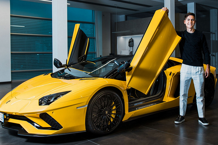 Trụ sở của Lamborghini đặt tại Turin với rất nhiều siêu xe của hãng được bán tại đây, nhưng ngôi sao người Argentina lại chọn mẫu Aventador S Roadster đời mới. "Với Aventador, đó là tình yêu từ cái nhìn đầu tiên. Tôi đã đợi một vài năm trước khi mua nó, thật vinh dự khi sở hữu chiếc xe này", Paulo Dybala cho biết.