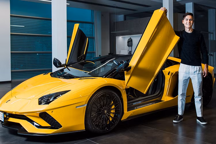 Trụ sở của Lamborghini đặt tại Turin với rất nhiều siêu xe của hãng được bán tại đây, nhưng ngôi sao người Argentina lại chọn mẫu Aventador S Roadster đời mới. "Với Aventador, đó là tình yêu từ cái nhìn đầu tiên. Tôi đã đợi một vài năm trước khi mua nó, thật vinh dự khi sở hữu chiếc xe này", Paulo Dybala cho biết.