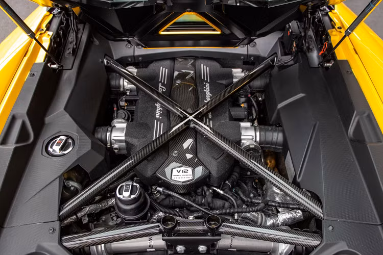 Khả năng tăng tốc 0-100 km/h của siêu xe này chỉ trong 3 giây, trước khi đạt vận tốc tối đa 350 km/h. Xe còn được trang bị công nghệ Start/Stop và ngắt xy-lanh. Khi đi với tốc độ thấp, siêu xe này sẽ tự chuyển thành V6, 6 trong số 12 xy-lanh sẽ tự động ngắt để giúp tiết kiệm nhiên liệu.