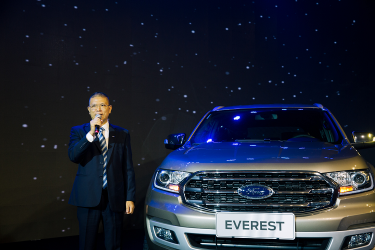 Tuy nhiên, chúng ta vẫn có thể kỳ vọng rằng mẫu xe Ford Everest 2022 mới sẽ có được không gian bên trong tương tự như Equator, bao gồm sự xuất hiện của cặp màn hình cỡ lớn, cần số dạng núm xoay mới, vô lăng đa chức năng và cụm điều khiển trung tâm lớn hơn, đặt cao hơn.