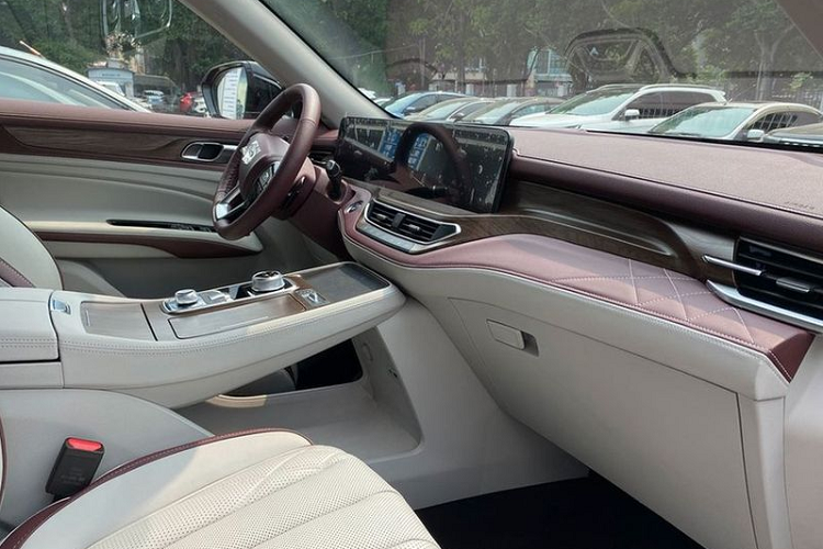 Với cách bài trí như vậy, tổng thể cabin trông sẽ sang trọng và công nghệ hơn hẳn. Nếu là sự thật, Ford Everest thế hệ mới chắc chắn sẽ thu hút nhiều khách hàng hơn và khiến các đối thủ như Mitsubishi Pajero Sport phải "đau đầu".