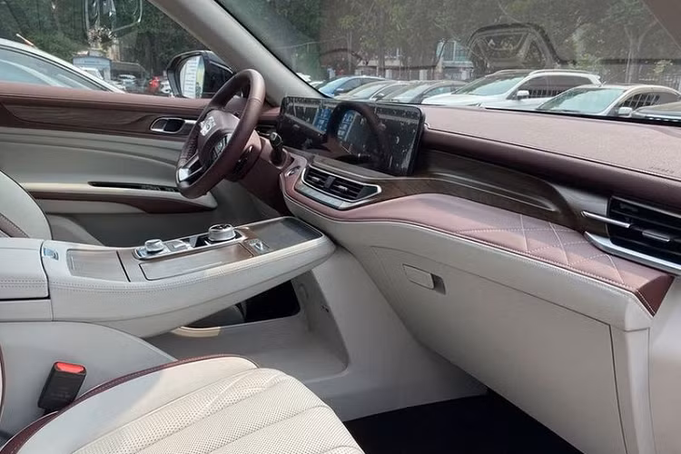 Với cách bài trí như vậy, tổng thể cabin trông sẽ sang trọng và công nghệ hơn hẳn. Nếu là sự thật, Ford Everest thế hệ mới chắc chắn sẽ thu hút nhiều khách hàng hơn và khiến các đối thủ như Mitsubishi Pajero Sport phải "đau đầu".