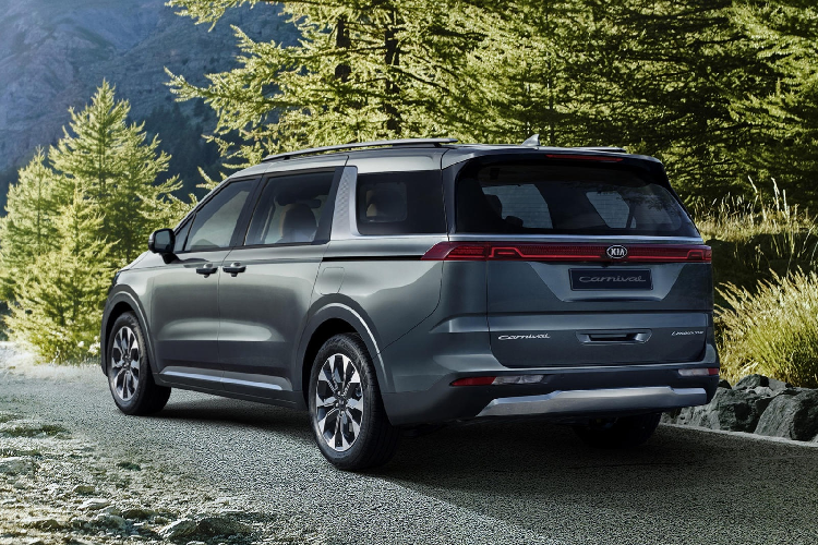 Kia tiết lộ Carnival sẽ là mẫu MPV 3 hàng ghế, có 7 hoặc 8 chỗ ngồi. Xe sẽ được trang bị động cơ V6 3.5L, lớn nhất trong phân khúc, có công suất 290 mã lực và mô-men xoắn 353,8 Nm.
