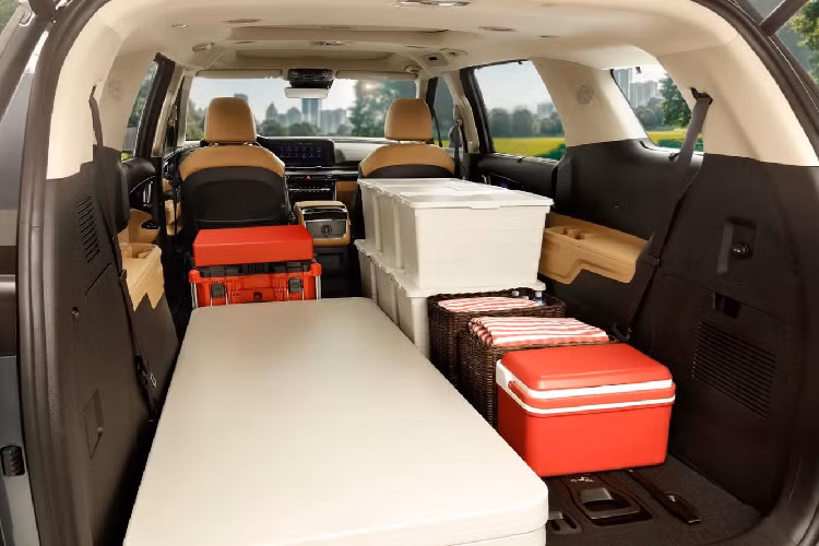 Kiểu dáng của Kia Carnival 2022 là sự kết hợp phong cách cứng cáp từ những mẫu CUV/SUV như Telluride, Sorento và Seltos. Đây cũng là mẫu xe Kia đầu tiên được gắn logo mới của thương hiệu.