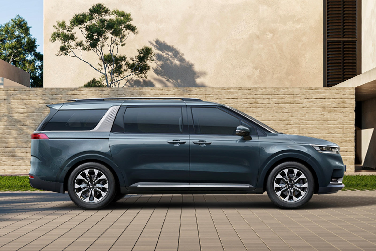 Kia Carnival 2022 sẽ là đối thủ cạnh tranh với Toyota Sienna, Chrysler Pacifica hay Honda Odyssey. Thông tin đầy đủ về mẫu xe mới sẽ được công bố vào tuần tới và được dự kiến bán ra vào mùa hè năm nay.