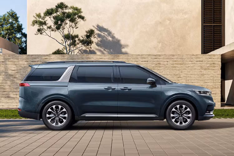 Kia Carnival 2022 sẽ là đối thủ cạnh tranh với Toyota Sienna, Chrysler Pacifica hay Honda Odyssey. Thông tin đầy đủ về mẫu xe mới sẽ được công bố vào tuần tới và được dự kiến bán ra vào mùa hè năm nay.