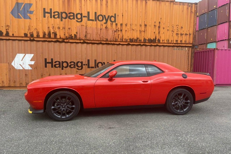 Là một mẫu xe thể thao nhưng Dodge Challenger GT vẫn sở hữu hệ thống giải trí ấn tượng với màn hình cỡ lớn 8,4 inch có tính năng kết nối điện thoại thông minh, phát wifi, kết nối USB, Bluetooth... Bỏ ra số tiền trên 3 tỷ đồng, khách hàng sẽ nhận về mẫu xe thể thao Dodge Challenger GT sử dụng động cơ xăng V6, dung tích 3.6 lít, hút khí tự nhiên, sản sinh ra công suất tối đa 305 mã lực và mô-men xoắn cực đại của xe lên đến con số 363 Nm. Sức mạnh trên của Dodge Challenger GT sẽ kết hợp số tự động 8 cấp và hệ dẫn động 4 bánh.