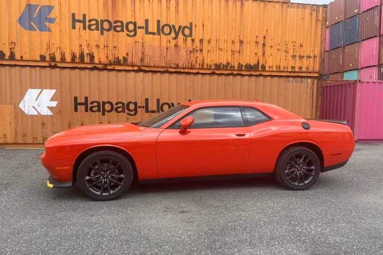 Là một mẫu xe thể thao nhưng Dodge Challenger GT vẫn sở hữu hệ thống giải trí ấn tượng với màn hình cỡ lớn 8,4 inch có tính năng kết nối điện thoại thông minh, phát wifi, kết nối USB, Bluetooth... Bỏ ra số tiền trên 3 tỷ đồng, khách hàng sẽ nhận về mẫu xe thể thao Dodge Challenger GT sử dụng động cơ xăng V6, dung tích 3.6 lít, hút khí tự nhiên, sản sinh ra công suất tối đa 305 mã lực và mô-men xoắn cực đại của xe lên đến con số 363 Nm. Sức mạnh trên của Dodge Challenger GT sẽ kết hợp số tự động 8 cấp và hệ dẫn động 4 bánh.