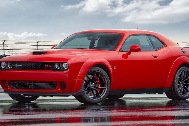 Vô lăng xe 4 chấu tích hợp đầy đủ các nút bấm cơ bản của xe, ngoài ra là việc tích hợp 2 chế độ ga tự động và ga tự động thích ứng. Dodge Challenger GT sở hữu thiết kế 2+2 nên sẽ có thêm hàng ghế sau nhưng nói trước, người lớn cao trên 1,7 m ngồi khá chật, đây dường như là giải pháp cho các ông bố muốn trải nghiệm xe thể thao tốc độ nhưng vẫn có không gian để chở thêm vợ và 2 con nhỏ. Nếu như gia đình nào chưa có con, hàng ghế sau cũng là khoang hành lý chứa được khá nhiều đồ.