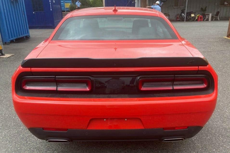Thông tin chúng tôi có được, chiếc xe Dodge Challenger GT cơ bắp này được chào bán hơn 3 tỷ đồng. Dòng xe thể thao Dodge Challenger sở hữu đèn pha tròn kép cá tính, lưới tản nhiệt cỡ lớn, xe còn có thêm đèn sương mù và phần cản sơn đen mờ cùng với 2 sọc lớn màu vàng. Đèn pha cùng cos sử dụng công nghệ LED Projector.