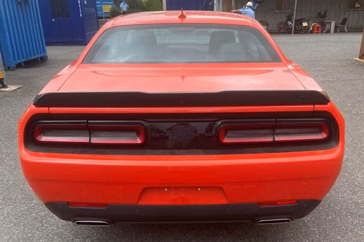 Thông tin chúng tôi có được, chiếc xe Dodge Challenger GT cơ bắp này được chào bán hơn 3 tỷ đồng. Dòng xe thể thao Dodge Challenger sở hữu đèn pha tròn kép cá tính, lưới tản nhiệt cỡ lớn, xe còn có thêm đèn sương mù và phần cản sơn đen mờ cùng với 2 sọc lớn màu vàng. Đèn pha cùng cos sử dụng công nghệ LED Projector.