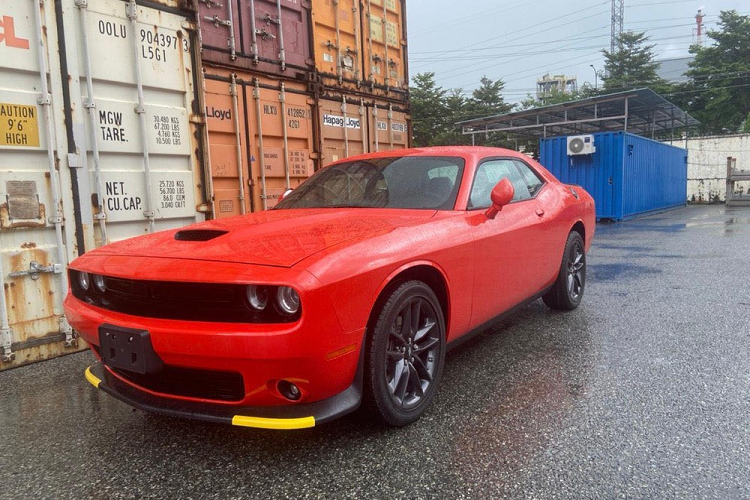 Hình ảnh do các công ty nhập khẩu tư nhân chia sẻ cho thấy, chiếc xe Dodge Challenger GT 2021 mới này mang ngoại thất màu đỏ với 2 sọc màu vàng cá tính. Đây là hàng hiếm tại dải đất hình chữ S cho ai thích trải nghiệm xe thể thao "cơ bắp" của Mỹ.