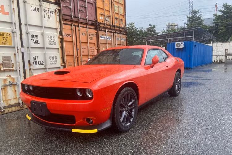 Hình ảnh do các công ty nhập khẩu tư nhân chia sẻ cho thấy, chiếc xe Dodge Challenger GT 2021 mới này mang ngoại thất màu đỏ với 2 sọc màu vàng cá tính. Đây là hàng hiếm tại dải đất hình chữ S cho ai thích trải nghiệm xe thể thao "cơ bắp" của Mỹ.