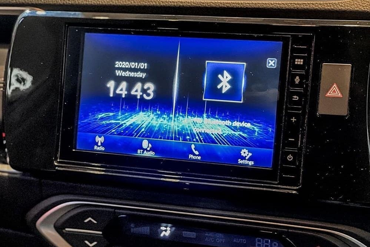 Bên trong Honda BR-V 2022 vẫn là không gian nội thất 7 chỗ như cũ nhưng có thêm những trang bị mới như mặt táp-lô, màn hình thông tin giải trí dạng cảm ứng 7 inch, bảng đồng hồ với màn hình màu TFT, tính năng khởi động máy từ xa, cửa tự động khóa khi người lái ra khỏi xe, gương có đèn bên ghế phụ lái, bệ tì tay cho 2 hàng ghế đầu và ổ điện cho cả hàng ghế cuối.