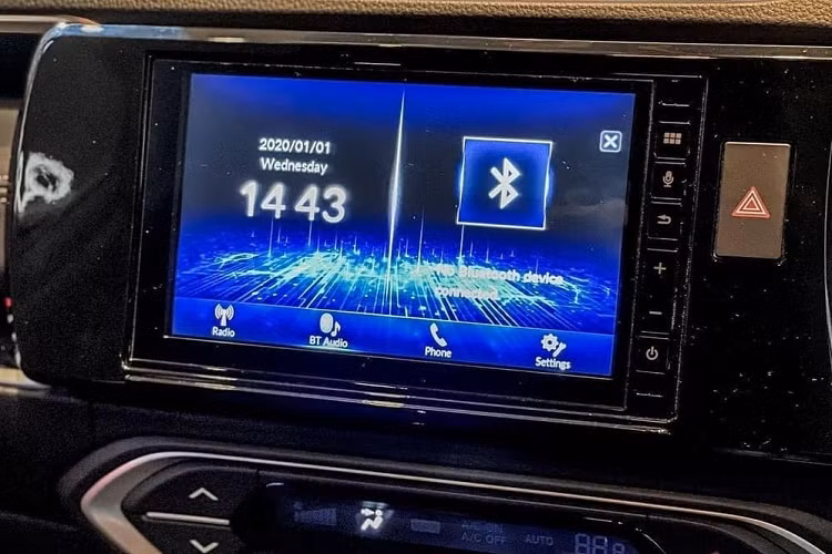 Bên trong Honda BR-V 2022 vẫn là không gian nội thất 7 chỗ như cũ nhưng có thêm những trang bị mới như mặt táp-lô, màn hình thông tin giải trí dạng cảm ứng 7 inch, bảng đồng hồ với màn hình màu TFT, tính năng khởi động máy từ xa, cửa tự động khóa khi người lái ra khỏi xe, gương có đèn bên ghế phụ lái, bệ tì tay cho 2 hàng ghế đầu và ổ điện cho cả hàng ghế cuối.