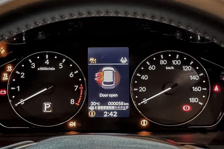 Đằng sau mẫu MPV 7 chỗ này có những trang bị đáng chú ý như đèn hậu mới với thiết kế giống của Honda City 2021, cánh gió mui và tấm ốp gầm màu bạc. Đặc biệt, Honda BR-V 2022 còn được tăng chiều cao gầm từ 201 mm lên 220 mm, tương đương với Mitsubishi Xpander mới.