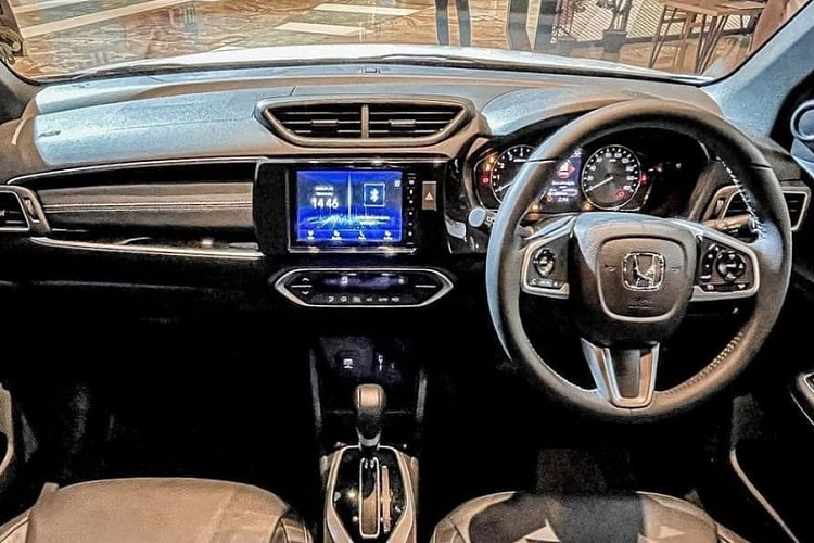 Là phiên bản thương mại của mẫu xe concept N7X từng ra mắt tại Indonesia vào hồi tháng 5 năm nay, Honda BR-V 2022 sở hữu thiết kế ngoại thất lột xác so với trước, theo phong cách hiện đại hơn. Điều này được thể hiện rõ ràng qua thiết kế đầu xe với lưới tản nhiệt mới với nẹp mạ crôm Solid Wing đặc trưng của thương hiệu Honda. Nẹp mạ crôm này còn kéo dài sang hai bên, đến gần hết cụm đèn pha LED. Nằm bên trong đèn pha là dải đèn LED định vị ban ngày hình chữ "L" mới.