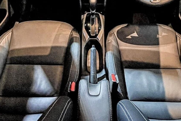 Ngoài ra, trên đầu xe còn có đèn sương mù hình tròn, nằm trong hốc màu đen cũng như hốc gió trung tâm cỡ lớn với mắt lưới hình tổ ong và đi kèm viền chữ "U" màu bạc bên dưới. Trong khi đó, nắp ca-pô có thêm những đường dập gân thể thao hơn. Tương tự như vậy, bên sườn xe cũng xuất hiện đường dập gân nổi bật, kéo dài từ đèn pha đến đèn hậu. Bên cạnh đó là gương chiếu hậu ngoại thất nằm trên cửa, baga nóc, ốp màu bạc bên dưới bệ cửa và nẹp thân xe bằng nhựa màu đen theo phong cách SUV.