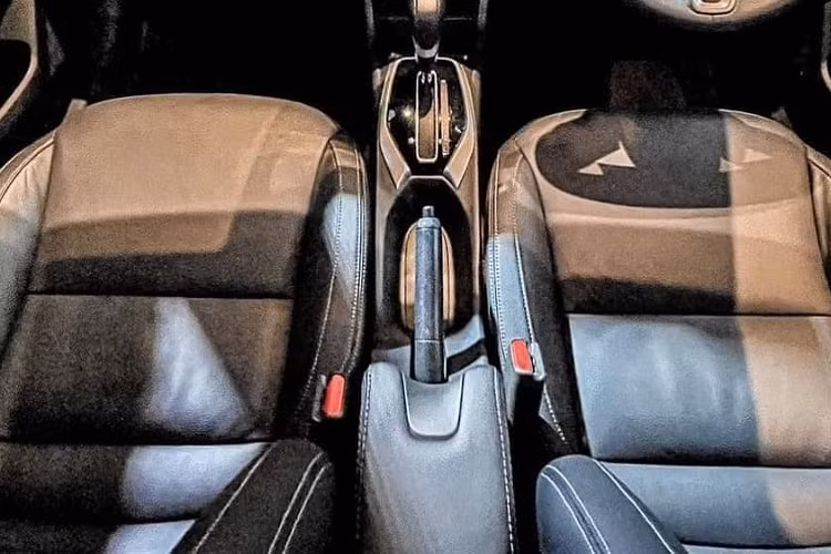 Ngoài ra, trên đầu xe còn có đèn sương mù hình tròn, nằm trong hốc màu đen cũng như hốc gió trung tâm cỡ lớn với mắt lưới hình tổ ong và đi kèm viền chữ "U" màu bạc bên dưới. Trong khi đó, nắp ca-pô có thêm những đường dập gân thể thao hơn. Tương tự như vậy, bên sườn xe cũng xuất hiện đường dập gân nổi bật, kéo dài từ đèn pha đến đèn hậu. Bên cạnh đó là gương chiếu hậu ngoại thất nằm trên cửa, baga nóc, ốp màu bạc bên dưới bệ cửa và nẹp thân xe bằng nhựa màu đen theo phong cách SUV.