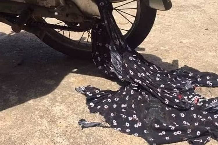 Phu nu di xe may, can than cac loai vay chong nang mua he-Hinh-2