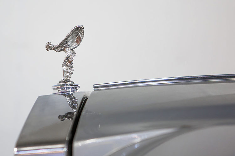 Nhưng ít nhất một công ty đã dũng cảm đi một con đường khác biệt và ghép phần đầu của một chiếc Rolls-Royce lên một chiếc xe Mỹ. Những gì bạn đang thấy trong ảnh dưới đây là một chiếc Ford Country Squire 1971 với phần đầu của Rolls-Royce Silver Shadow cổ điển.