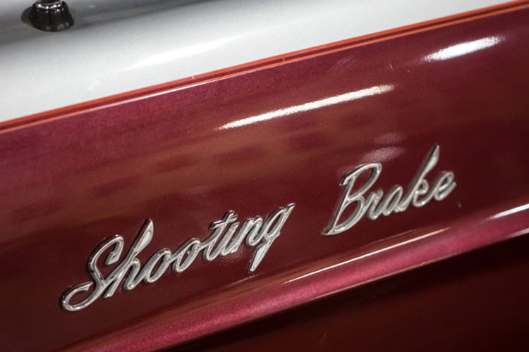 Những gì chúng ta biết là chiếc xe đã trải qua ba năm cuối trong nhà kho và nhận được một bộ ắc quy mới để tái hoạt động. Nhìn từ xa, thân xe trông khá ổn, với một vài vết nứt trên sơn khi kiểm tra kỹ. Nội thất xe gần như vẫn giữ nguyên từ Country Squire ban đầu, nhưng nó có mặt táp lô bằng gỗ phong và vô lăng Nardi.