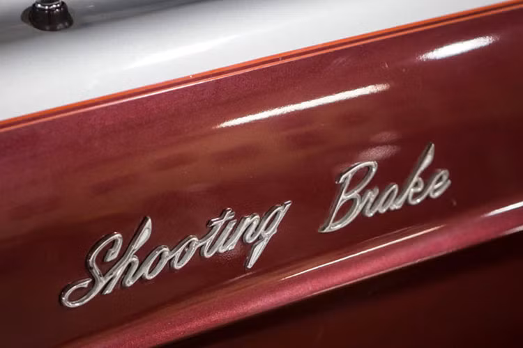 Những gì chúng ta biết là chiếc xe đã trải qua ba năm cuối trong nhà kho và nhận được một bộ ắc quy mới để tái hoạt động. Nhìn từ xa, thân xe trông khá ổn, với một vài vết nứt trên sơn khi kiểm tra kỹ. Nội thất xe gần như vẫn giữ nguyên từ Country Squire ban đầu, nhưng nó có mặt táp lô bằng gỗ phong và vô lăng Nardi.