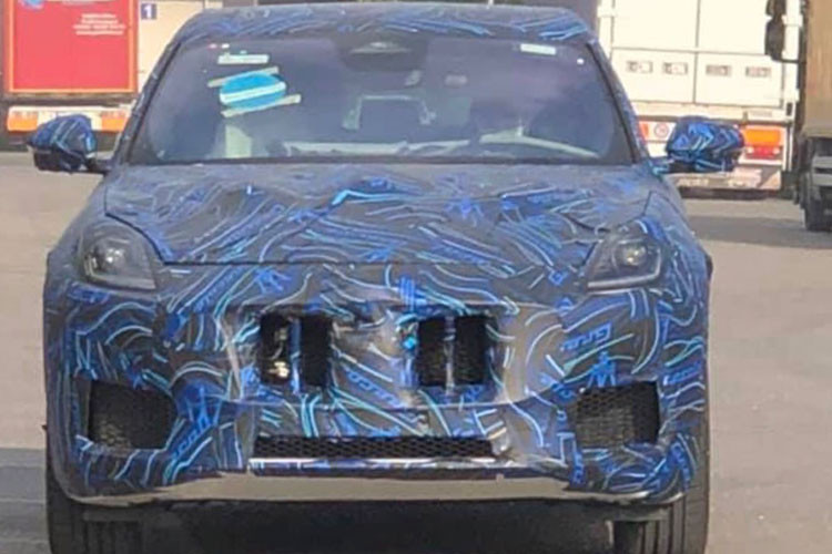 Cụm đèn hậu được triển khai theo phương nằm ngang, với một dải LED trắng nhỏ tương phản nổi bật trên tông đỏ. Bốn ống xả thể thao được chia thành hai cụm pô đôi mỗi bên cho thấy, bên cạnh phiên bản EV thuần điện, mẫu crossover hoàn toàn mới này sẽ được nhà Maserati ra mắt với cả biến thể sử dụng động cơ đốt trong. Cộng hưởng với bộ mâm xe kích thước rất lớn, bộ pô đôi này rõ ràng khiến chiếc xe trở nên thể thao và hầm hố hơn rất nhiều khi chiêm ngưỡm từ phía sau.